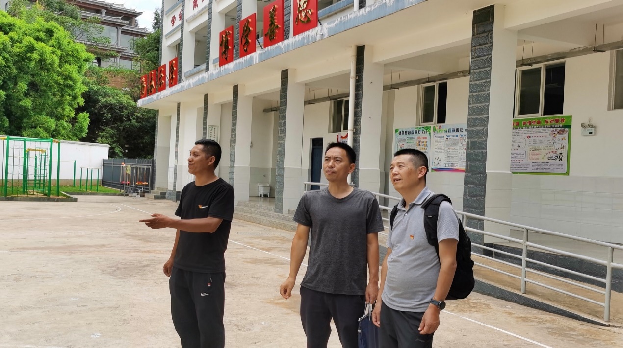 男人们站在建筑前描述已自动生成