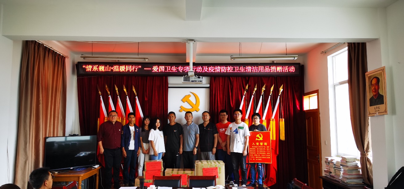 人们在房间里中度可信度描述已自动生成