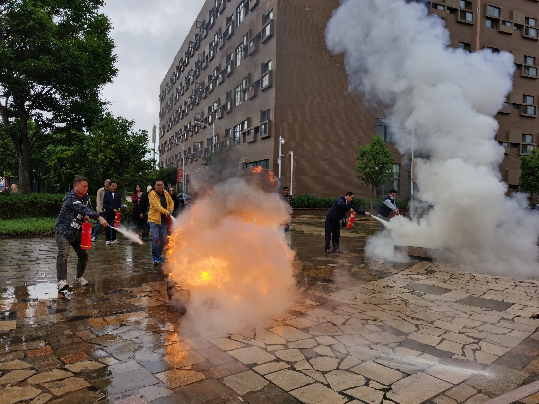 蒸汽火车烟低可信度描述已自动生成