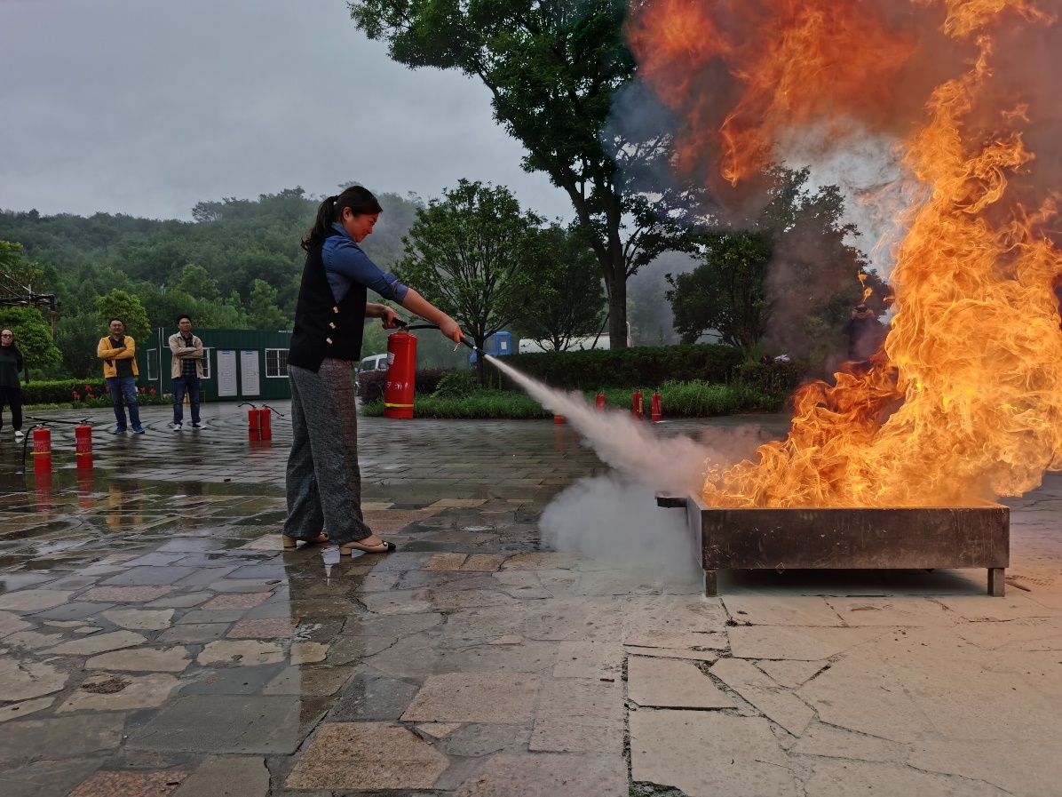 地上有火低可信度描述已自动生成,地上有火中度可信度描述已自动生成
