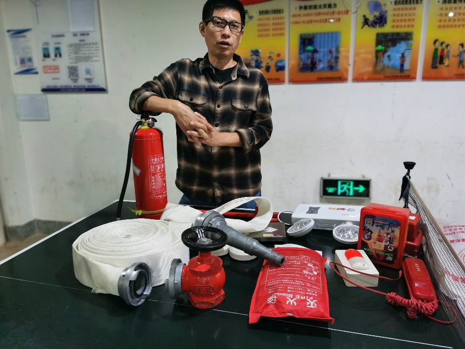 图片包含 室内, 桌子, 男人, 食物描述已自动生成